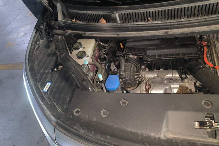 Used Denza D9 2023 DM-i 965 Luxury Model Engine Bay Right
