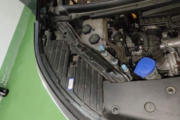Used Denza D9 2023 DM-i 965 Luxury Model Engine Bay Right