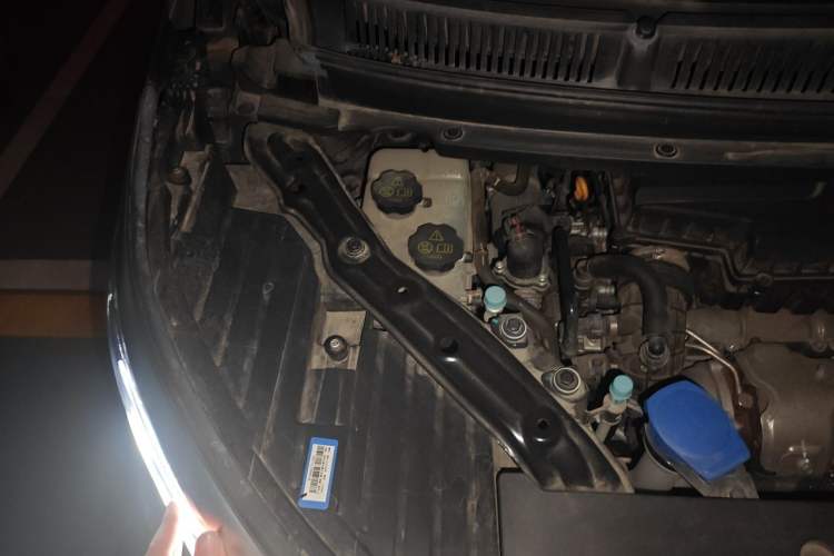Used Denza D9 2023 DM-i 965 Luxury Model Engine Bay Right