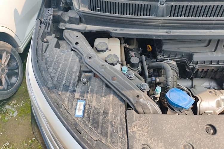 Used Denza D9 2023 DM-i 965 Luxury Model Engine Bay Right