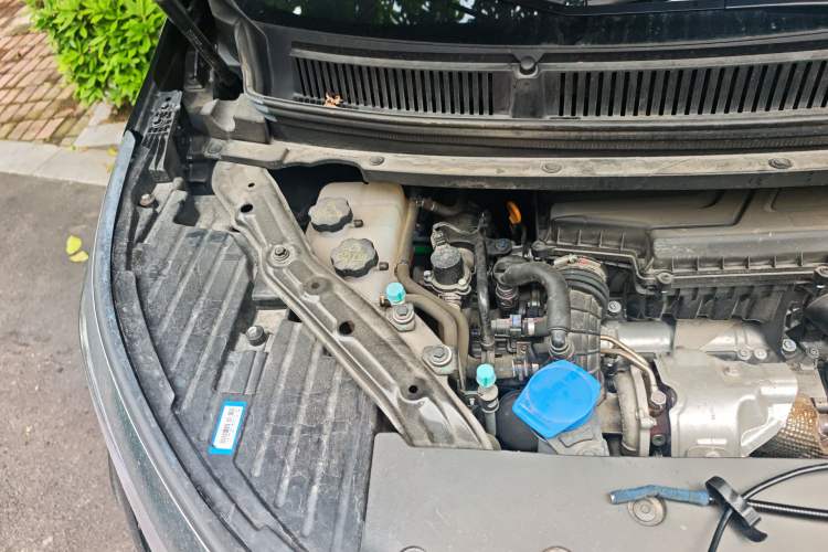 Used Denza D9 2023 DM-i 965 Luxury Model Engine Bay Right