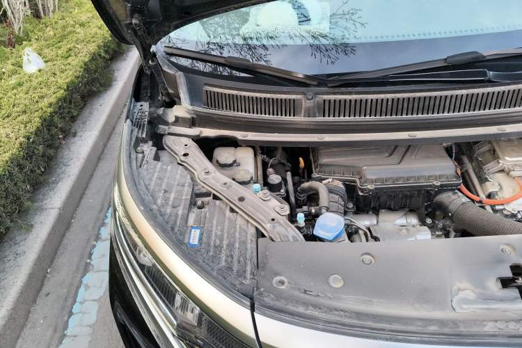Used Denza D9 2023 DM-i 965 Luxury Model Engine Bay Right