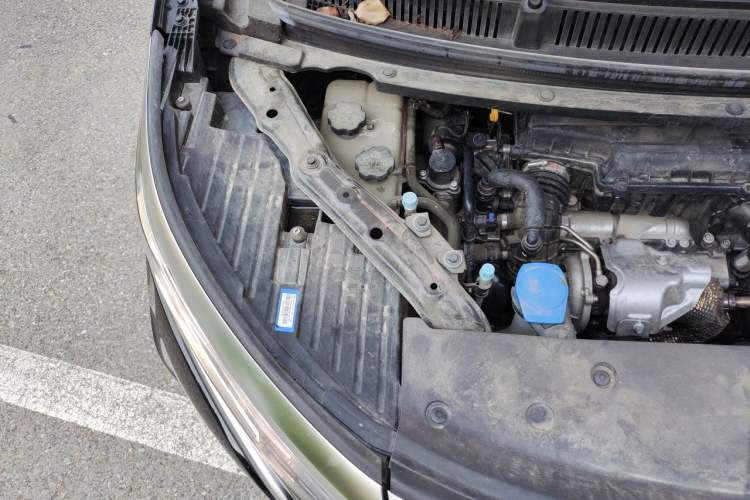 Used Denza D9 2023 DM-i 945 Business Edition Engine Bay Right