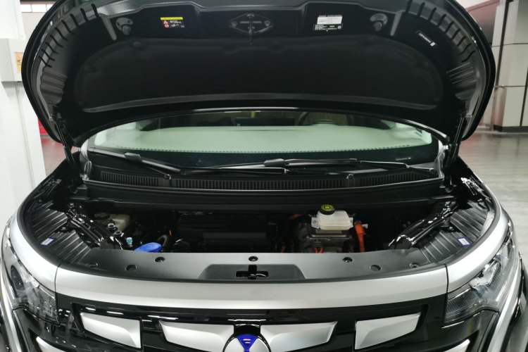 Used Denza D9 2023 DM-i 965 Luxury Model Engine Bay