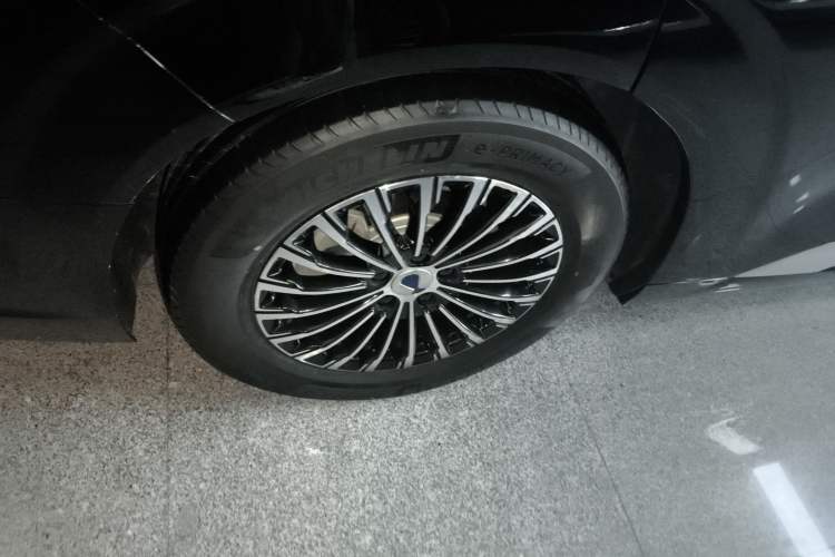 Used Denza D9 2023 DM-i 965 Luxury Model Exterior 8