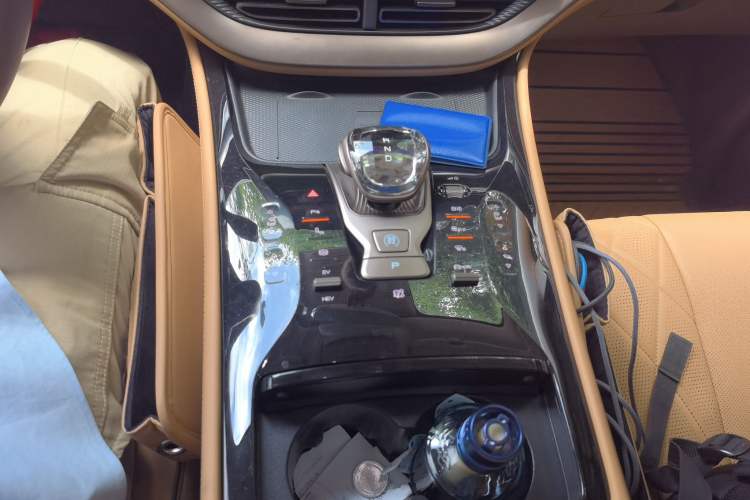 Used Denza D9 2023 DM-i 965 Luxury Model Gear Lever