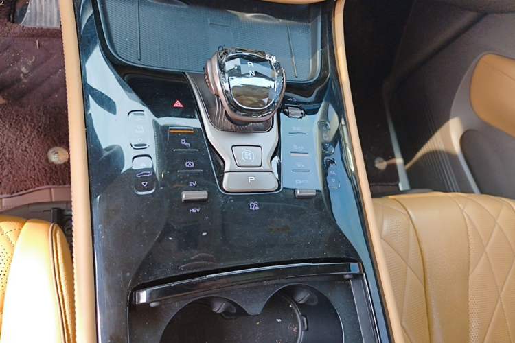 Used Denza D9 2023 DM-i 965 Luxury Model Gear Lever