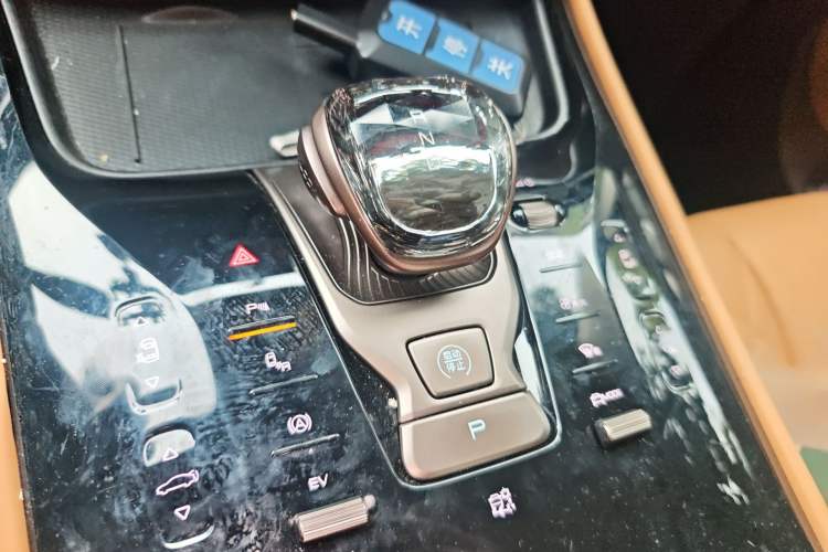 Used Denza D9 2023 DM-i 965 Luxury Model Gear Lever