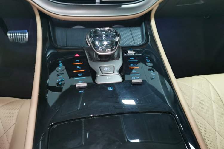 Used Denza D9 2023 DM-i 965 Luxury Model Gear Lever