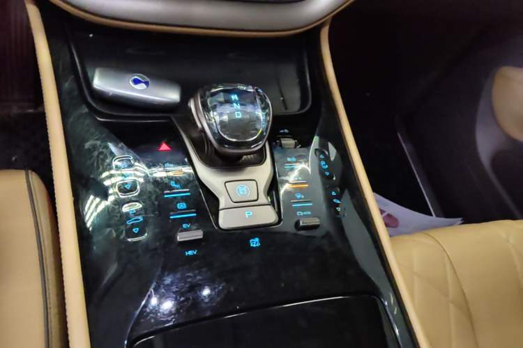 Used Denza D9 2023 DM-i 965 Luxury Model Gear Lever