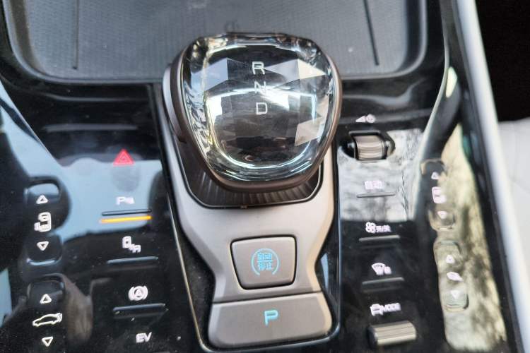 Used Denza D9 2023 DM-i 965 Luxury Model Gear Lever