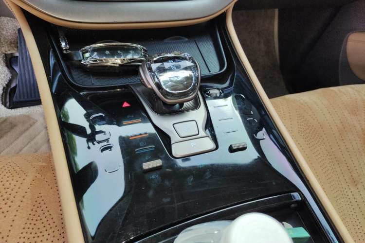 Used Denza D9 2023 DM-i 945 Business Edition Gear Lever