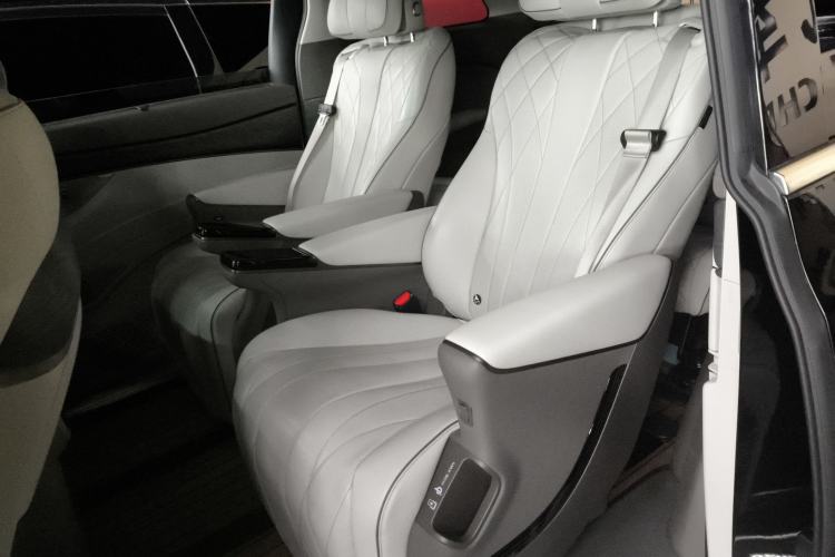 Used Denza D9 2023 DM-i 965 Luxury Model Interior 4