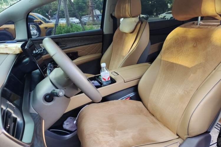 Used Denza D9 2023 DM-i 945 Business Edition Left Front Seat