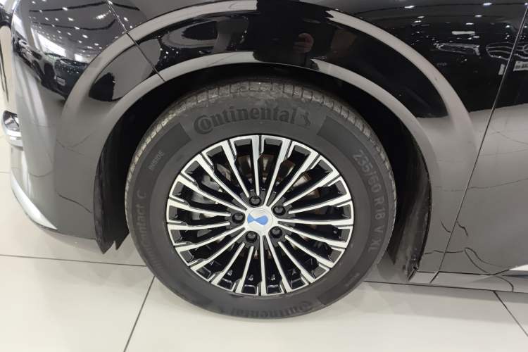 Used Denza D9 2023 DM-i 965 Luxury Model Left Front Wheel Hub