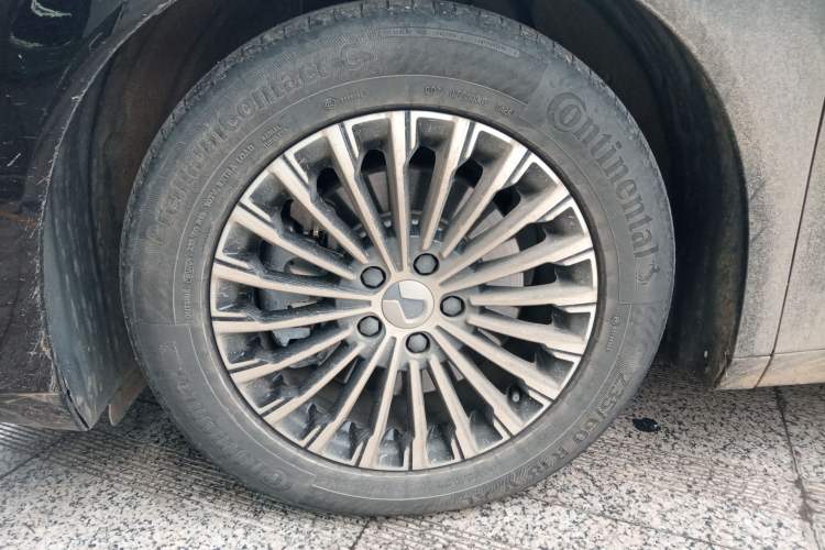 Used Denza D9 2023 DM-i 965 Luxury Model Left Front Wheel Hub