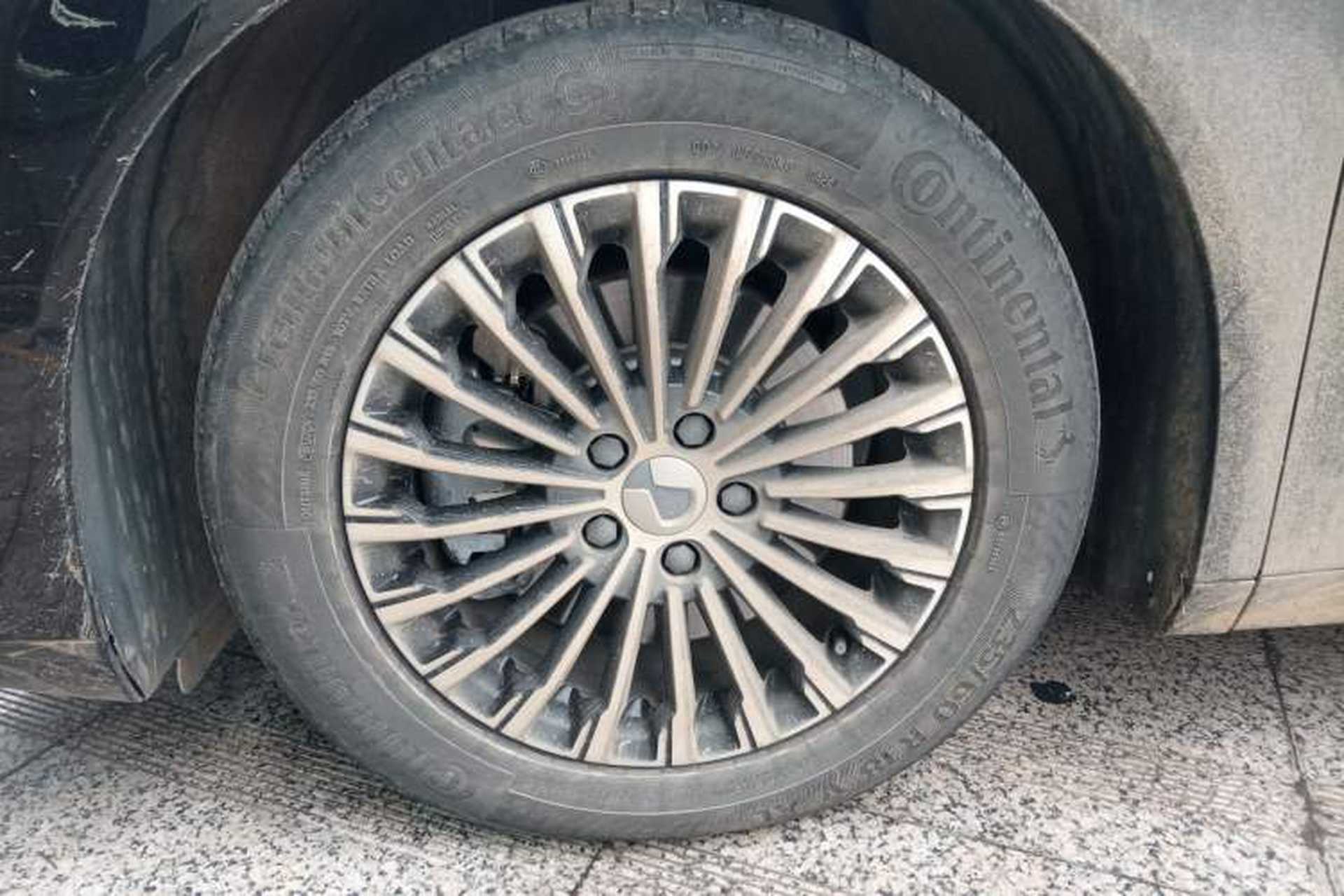 Used Denza D9 2023 DM-i 965 Luxury Model Left Front Wheel Hub
