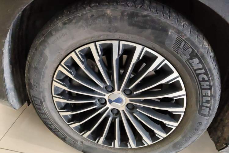Used Denza D9 2023 DM-i 965 Luxury Model Left Front Wheel Hub