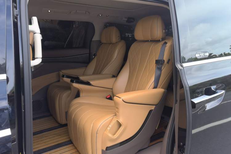 Used Denza D9 2023 DM-i 965 Luxury Model Left Rear Seat