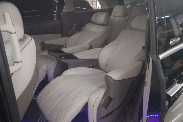 Used Denza D9 2023 DM-i 945 Business Edition Left Rear Seat