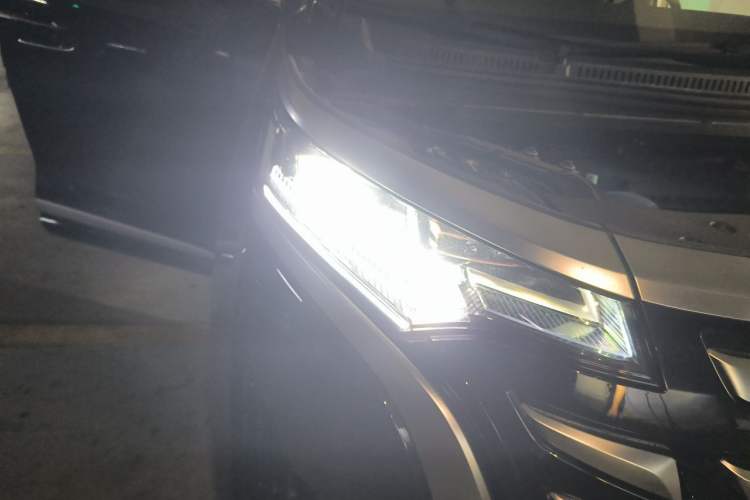 Used Denza D9 2023 DM-i 965 Luxury Model Right Front Headlight