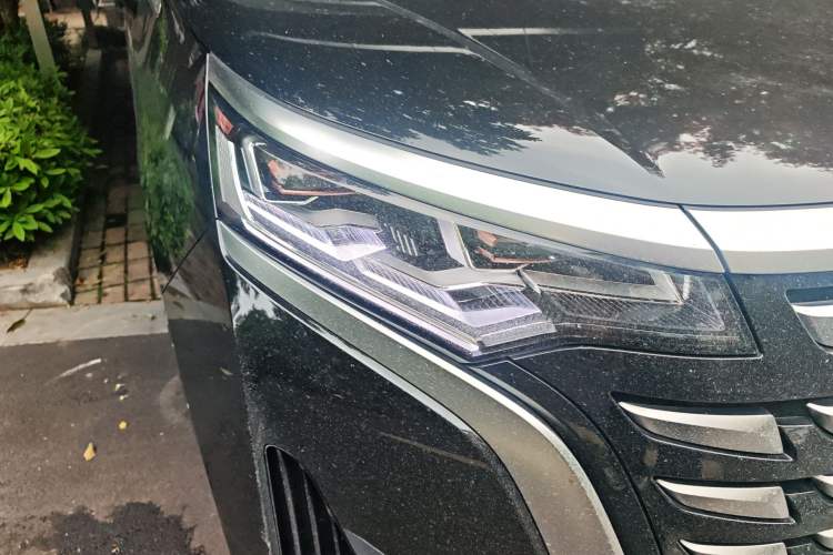 Used Denza D9 2023 DM-i 965 Luxury Model Right Front Headlight