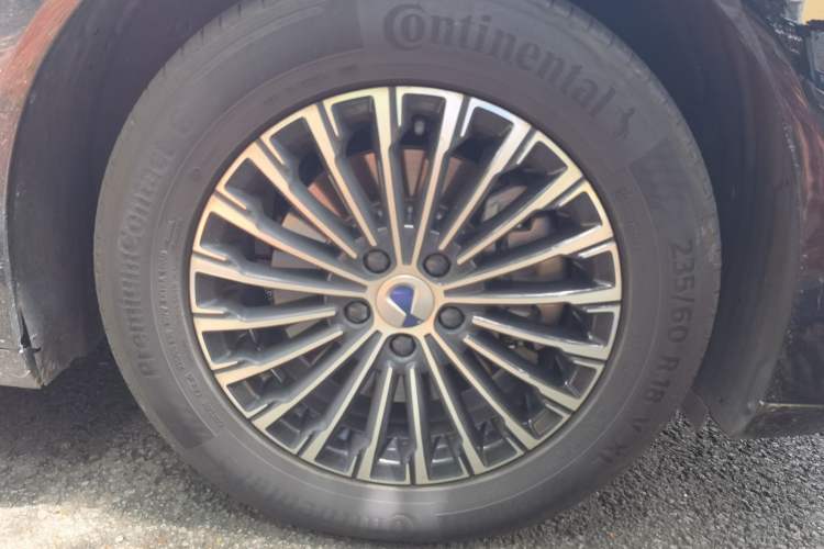 Used Denza D9 2023 DM-i 965 Luxury Model Right Front Wheel Hub