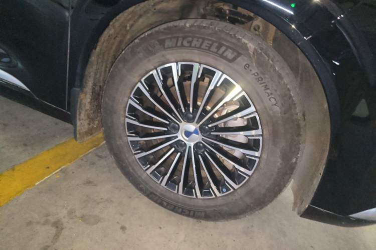 Used Denza D9 2023 DM-i 965 Luxury Model Right Front Wheel Hub