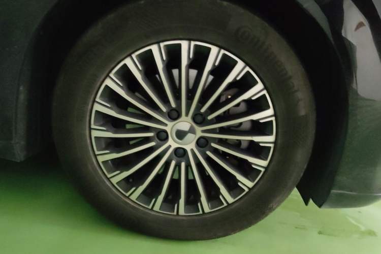 Used Denza D9 2023 DM-i 965 Luxury Model Right Front Wheel Hub