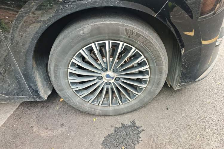 Used Denza D9 2023 DM-i 965 Luxury Model Right Front Wheel Hub