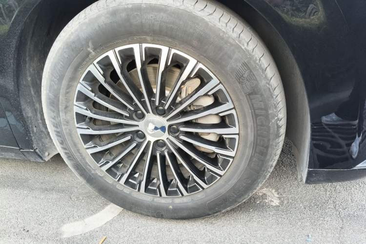 Used Denza D9 2023 DM-i 965 Luxury Model Right Front Wheel Hub