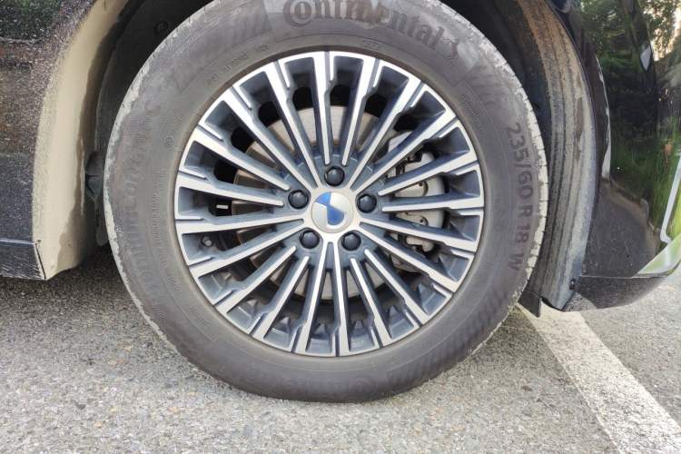Used Denza D9 2023 DM-i 945 Business Edition Right Front Wheel Hub