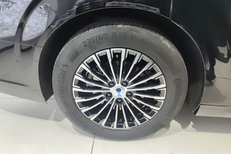 Used Denza D9 2023 DM-i 965 Luxury Model Right Rear Wheel Hub