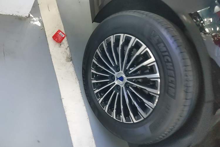Used Denza D9 2023 DM-i 965 Luxury Model Right Rear Wheel Hub