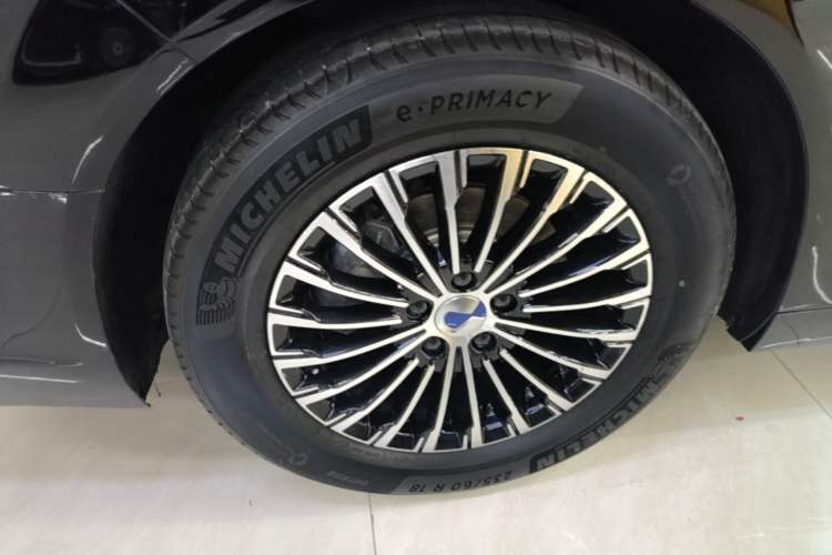 Used Denza D9 2023 DM-i 965 Luxury Model Right Rear Wheel Hub