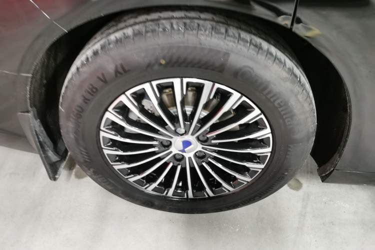 Used Denza D9 2023 DM-i 965 Luxury Model Right Rear Wheel Hub