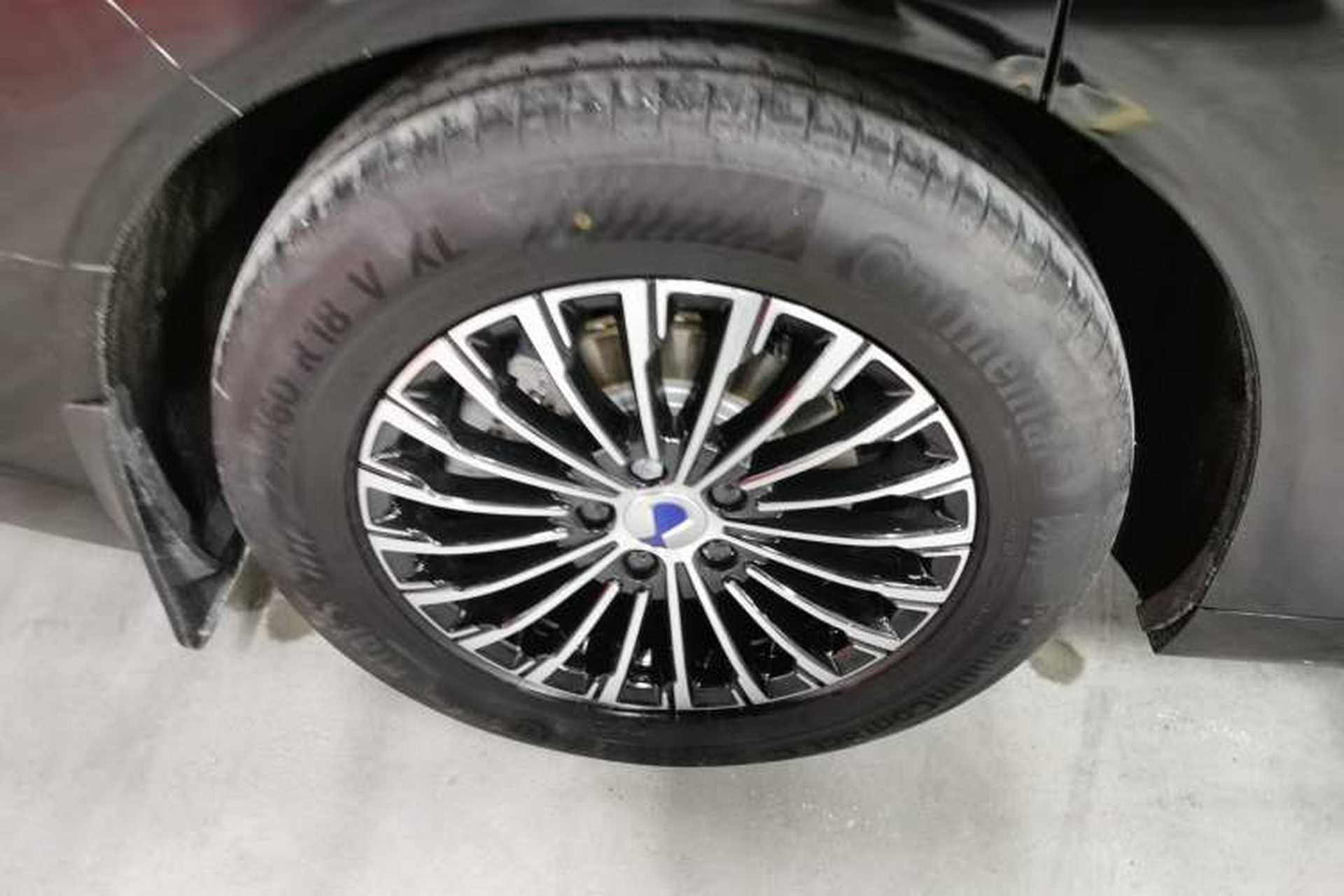 Used Denza D9 2023 DM-i 965 Luxury Model Right Rear Wheel Hub