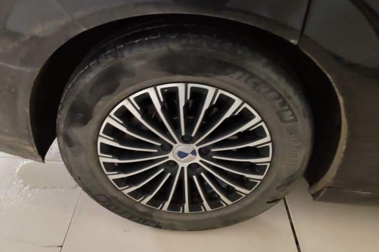 Used Denza D9 2023 DM-i 965 Luxury Model Right Rear Wheel Hub