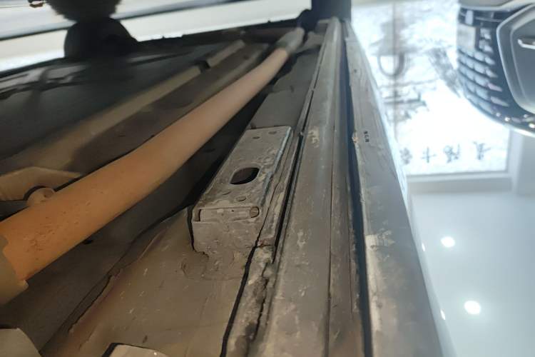 Used Denza D9 2023 DM-i 965 Luxury Model Right Side Sill