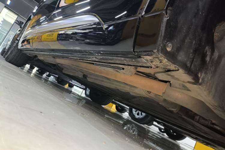 Used Denza D9 2023 DM-i 965 Luxury Model Right Side Sill