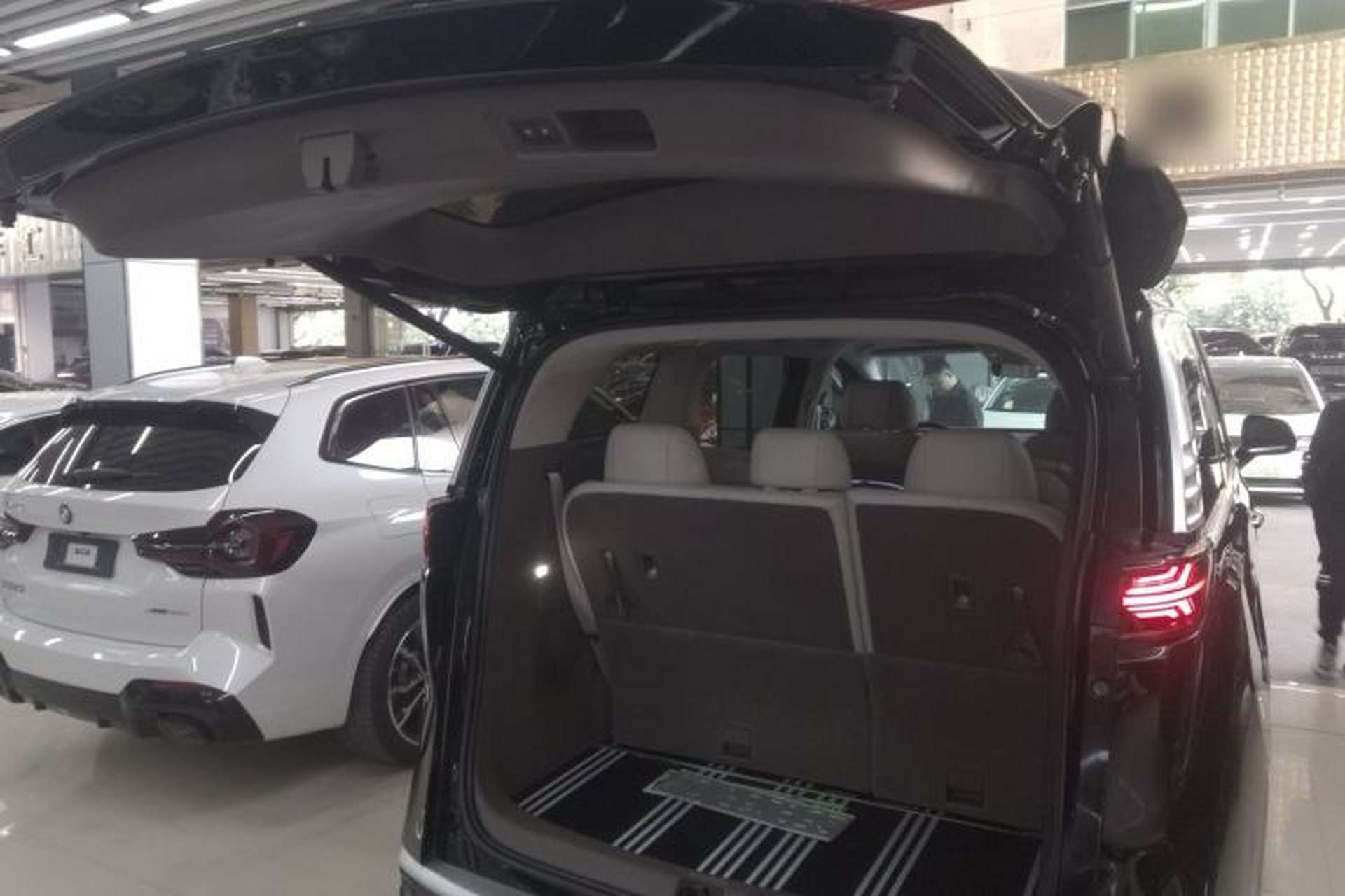 Used Denza D9 2023 DM-i 945 Business Edition Trunk