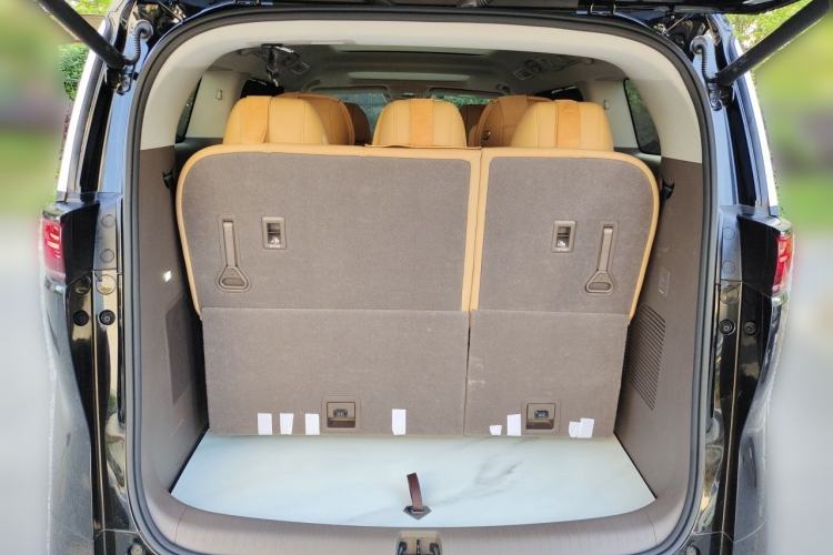 Used Denza D9 2023 DM-i 945 Business Edition Trunk