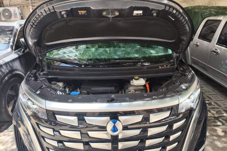 Used Denza D9 2023 DM-i 965 Luxury Model Engine Bay