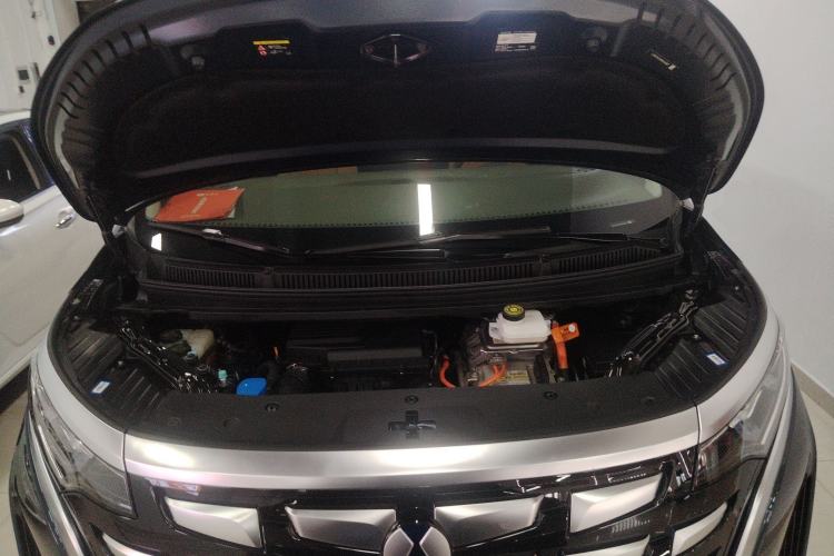 Used Denza D9 2023 DM-i 965 Luxury Model Engine Bay