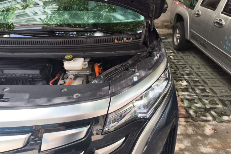 Used Denza D9 2023 DM-i 965 Luxury Model Engine Bay Left