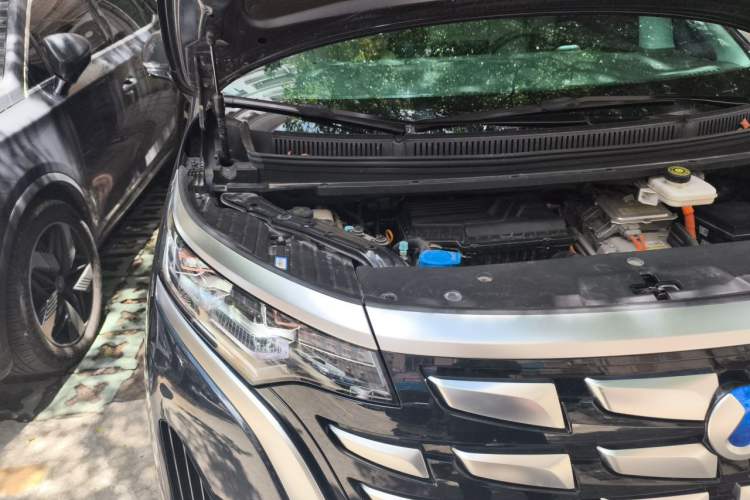 Used Denza D9 2023 DM-i 965 Luxury Model Engine Bay Right