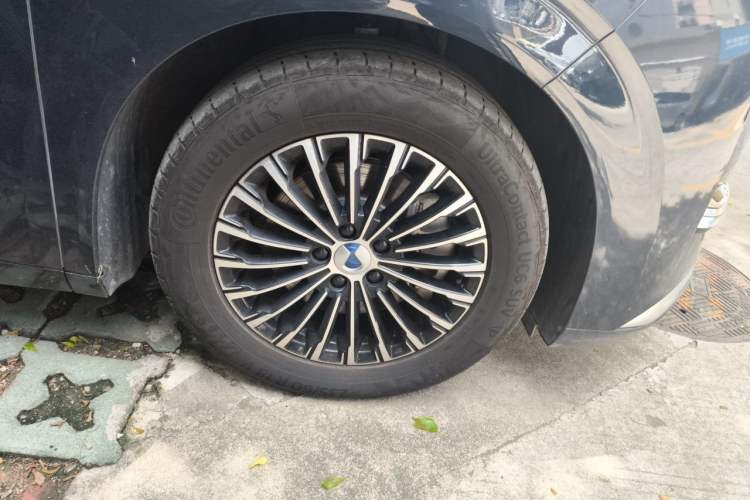 Used Denza D9 2023 DM-i 965 Luxury Model Right Front Wheel Hub