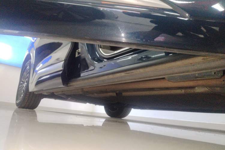 Used Denza D9 2023 DM-i 965 Luxury Model Right Side Sill