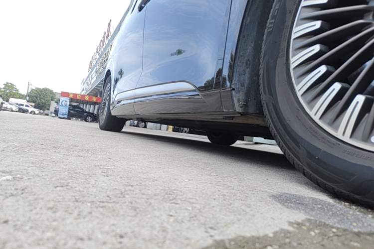 Used Denza D9 2023 PREMIER Founder Edition Right Side Sill