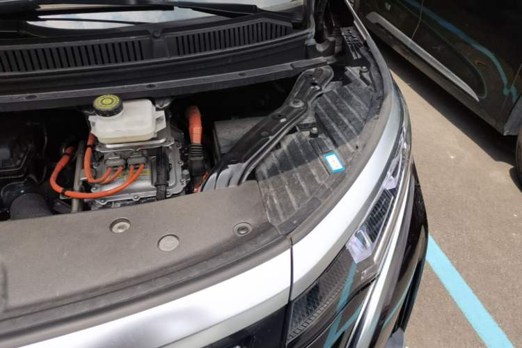 Used Denza D9 2023 PREMIER Founder Edition Engine Bay Left
